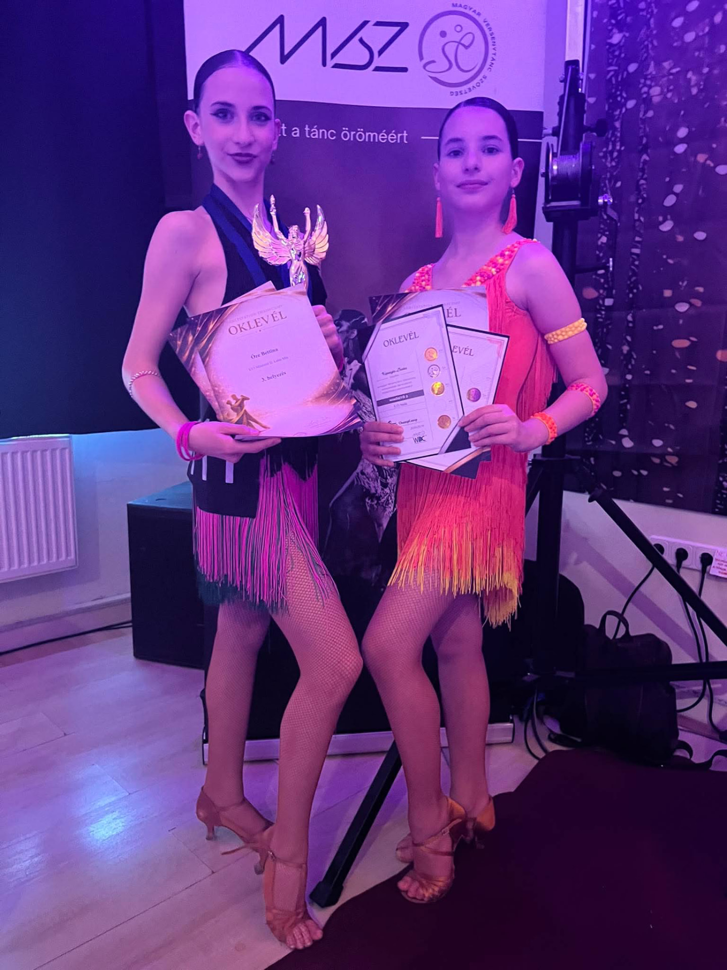 Dance Express Kupa — két fiatal versenyző oklevelekkel és serleggel